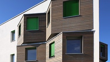 Photo extract of the facade Adlershof Berlin. You can see wooden bay windows.
