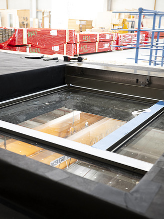 Die Fenstermodule der Außenwände werden bereits im Werk integriert. 