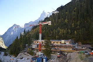 Foto der Montage der LENO-BSP-Elemente. Projekt Höllentalangerhütte Grainau.