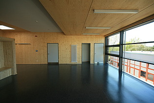 Foto eines Sportraumes der Einhardschule in Seligenstadt. Man sieht eine Holzdecke und Holzwände.