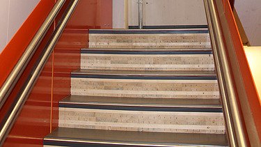 Foto eines Treppenaufgangs. Man sieht eine Treppe aus LENO-Brettsperrholzelmenten.
