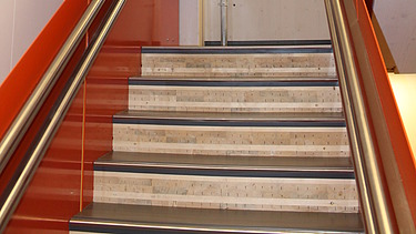Photo of a staircase. You can see a staircase made of LENO cross-laminated timber elements.