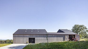 Foto eines modernen Holzhauses mit Holzfassade. Nordansicht.