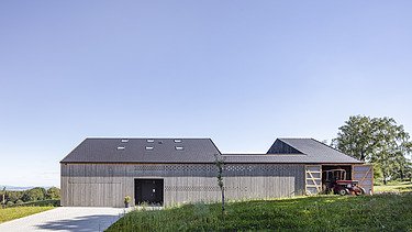 Foto eines modernen Holzhauses mit Holzfassade. Nordansicht.