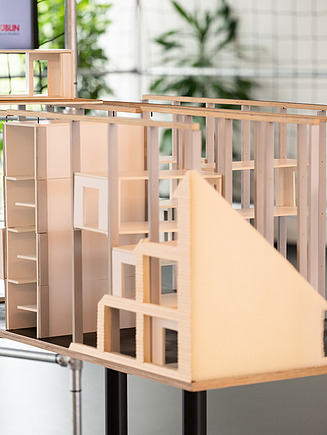 Foto eines Holzmodelles der EXO-BOX von ZÜBLIN.