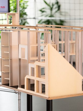 Foto eines Holzmodelles der EXO-BOX von ZÜBLIN.