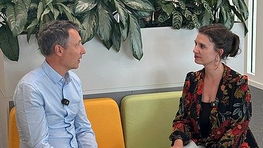 Zwei sitzende Personen auf der Couch im Interview