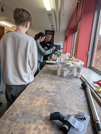 Foto von jungen Personen, in der Lehrwerkstatt von ZÜBLIN Timber