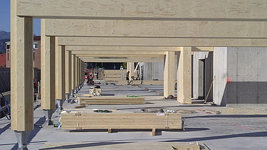 Foto der Holzbaumontage des Hotels Aqualux in Bardolino.