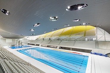 Aquatics Centre London Foto des Aquatics Centres in London von innen. Zu sehen ist die Holzdachkonstruktion und ein großes Schwimmbecken.