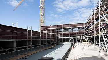 Außenaufnahme der Schule am Hang, Frankfurt. Baustellenimpression.