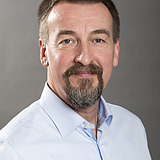 Photograph of a man with a beard and a white shirt. Siegfried Hell.