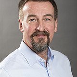 Photograph of a man with a beard and a white shirt. Siegfried Hell.