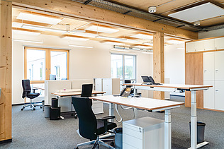 Foto eines möblierten Büroraumes der Uni Witten. 