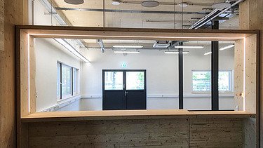 Photo of the administration building in Nalbach. Walls/ceilings made of LENO cross-laminated timber and HRB.
