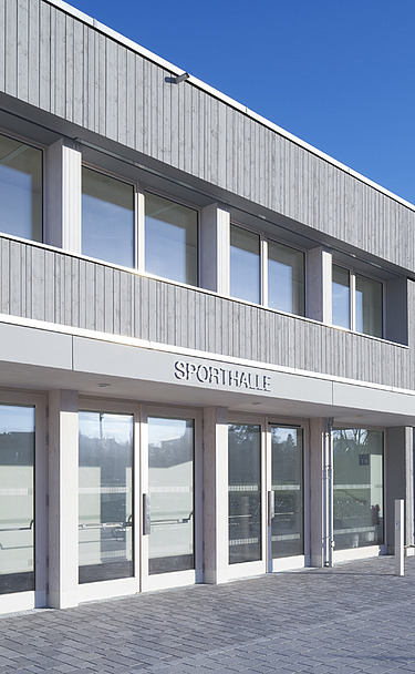 Gymnasium Diedorf Photo of the high school sports hall in Diedorf. Timber construction from the outside.