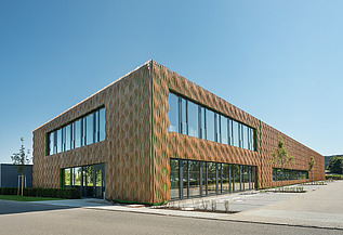 Foto einer Lagerhalle aus Holz und mit Holzfassade. Logistikzentrum Elobau, Leutkirch.
