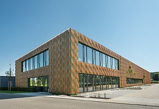 Elobau logistics center, Leutkirch Photo of a warehouse made of wood and with a wooden façade. Elobau logistics center, Leutkirch.