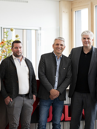 Fünf Männer in der Reihe im Foyer von ZÜBLIN Timber