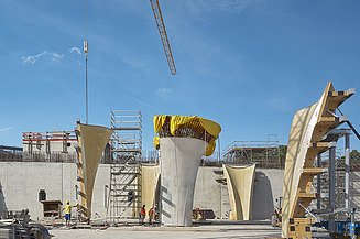 Ingenieurholzbau und Freiformflächen von ZÜBLIN Timber. Projekt Stuttgart 21 Foto der Holzschalen für das Projekt Stuttgart 21 auf der Baustelle.
