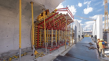 Foto von der Haltestelle Staatsgalerie in Stuttgart. Man sieht Betonschalungen auf der Baustelle während der Bauzeit.