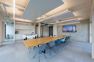 Foto eines möblierten Kantinenraumes im Büro von ZÜBLIN Neu-Ulm.