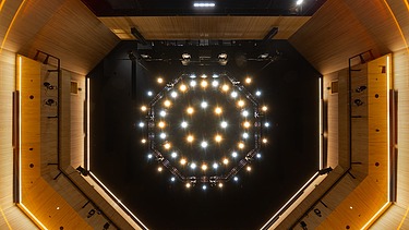 Innenaufnahme des Globe Theaters in Coburg. Zu sehen ist der Showroom mit Blick von oben nach unten.