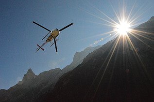 Foto einer Helikopter-Montage. LENO-BSP-Elemente für die Höllentalangerhütte Grainau