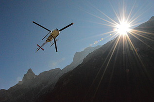 Photo of a helicopter assembly. LENO-BSP elements for the Höllentalangerhütte Grainau