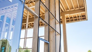 Foto des Dachvorsprunges aus Holz des Gebäudes JOWAT Haus der Technik.