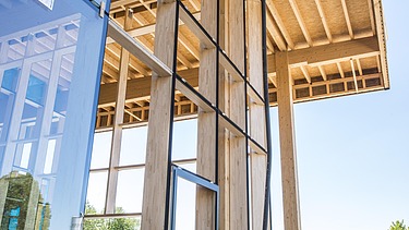 Photo of the wooden eaves of the JOWAT Haus der Technik building.
