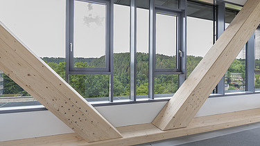 Foto von innenliegenden BSH-Fachwerkträgern im Projekt Landratsamt in Calw.