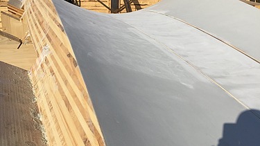 Foto eines Details auf der Baustelle Stuttgart21. Man sieht ein Sonderschalungselement, bzw. LENO-Brettsperrholzelement, auf der Baustelle liegen.