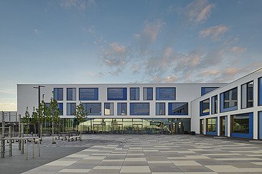 Gymnasium München-Nord Außenaufnahme des Gymnasiums München-Nord. Man sieht ein großes, weißes Gebäude mit Flachdach.