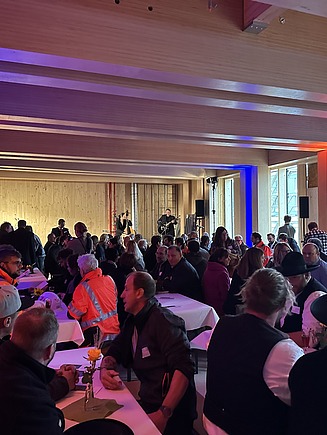 Aktuelles ZÜBLIN Timber Foto beim Richtfest Grünes Zentrum Landshut. Zu sehen sind feiernde Menschen im Innenraum.