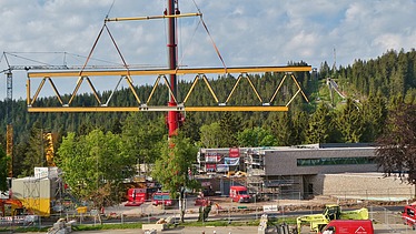 Foto von dem Besucherzentrum in Ruhestein, großes Holzelement am Kran.