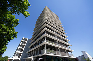 Foto des Holzgebäudes CARL in Pforzheim. Man sieht eine Außenaufnahme mit brauner Holzfassade.