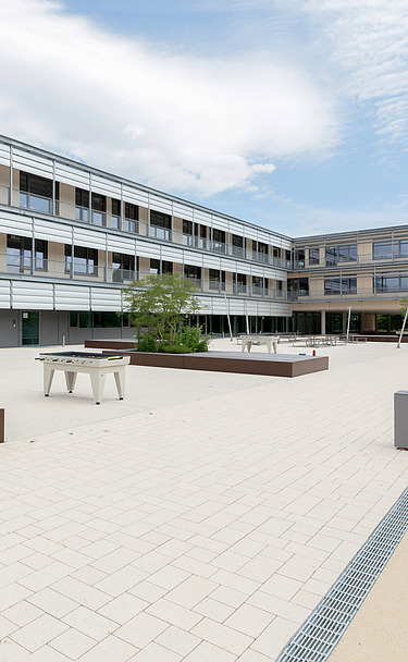 Paul-Klee-Gymnasium, Gersthofen Außenaufnahme des Paul-Klee-Gymnasiums in Gersthofen. Man sieht ein großes Gebäude.