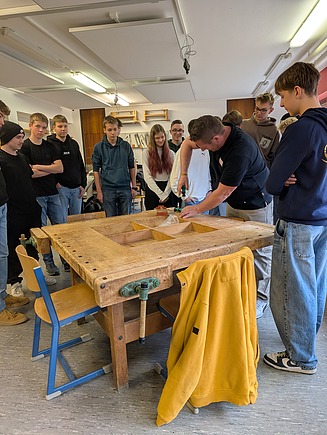 Foto von jungen Personen, in der Lehrwerkstatt von ZÜBLIN Timber