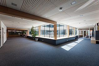 Interior photo of the Paul-Klee-Gymnasium in Gersthofen. You can see a timber mullion and transom window façade.