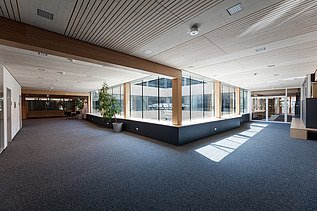 Interior photo of the Paul-Klee-Gymnasium in Gersthofen. You can see a timber mullion and transom window façade.