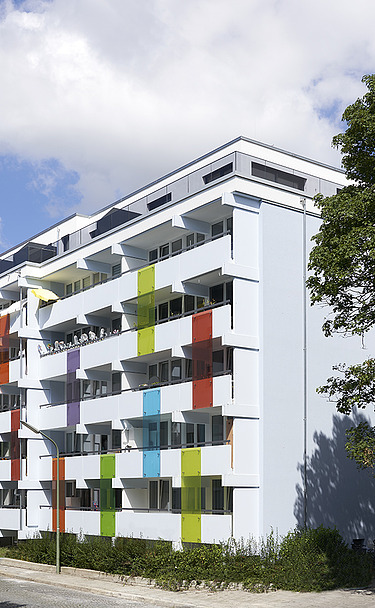 Extension Bodenehrstraße Munich Photo of a multi-storey building with a white and colorful façade.