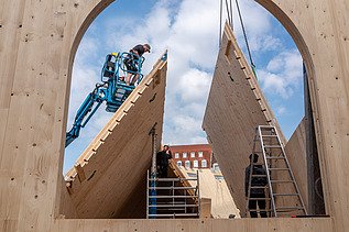Photo of the NEXT500 pavilion on Augsburg's market square. You can see the assembly of the LENO elements.
