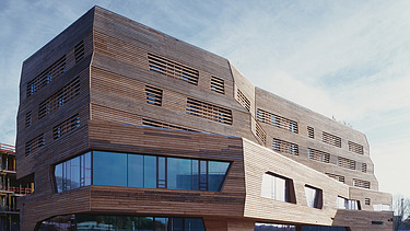 Foto des Wälderhauses in Hamburg. Man sieht ein Gebäude mit Holzfassade.