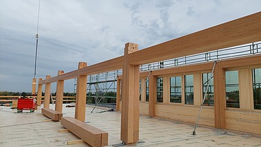 Photo of the assembly of the UmweltHaus in Nuremberg. You can see wooden elements.