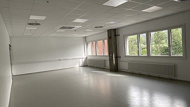 Foto eines großen, hellen Raumes der leer steht.