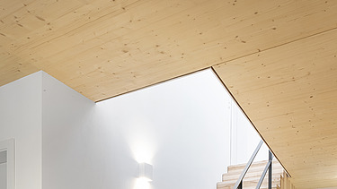 Foto eines Treppenaufganges mit sichtbarer LENO-Brettsperrholzdecke.
