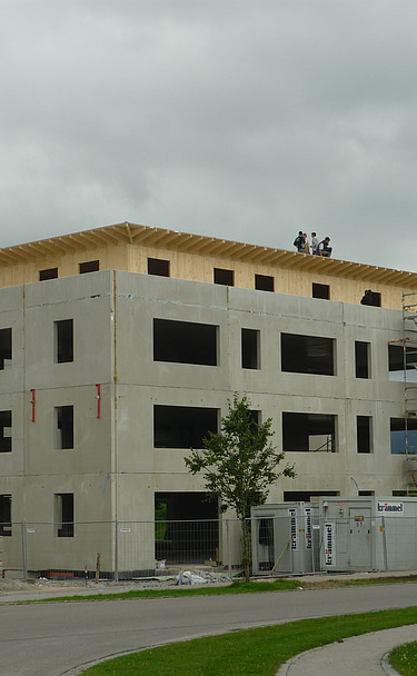 Extension of NOVA Center Bad Tölz Photo of the assembly of the extension of the NOVA Center in Bad Tölz. You can see a multi-storey building.