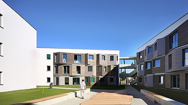 Photo of the Adlershof student village in Berlin. You can see several wooden buildings.