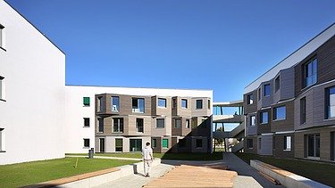 Photo of the Adlershof student village in Berlin. You can see several wooden buildings.